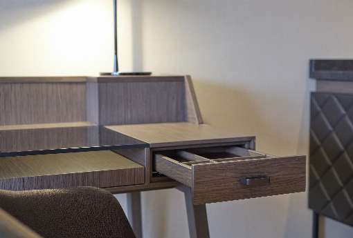 Photo 3: The conference table was also finished with veneer. Photo:  Simone Ahlers for JOI-Design